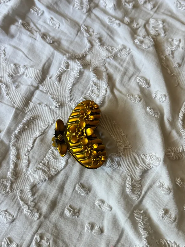 Set of 3 Decorative Vintage Hair Claw Clips- Gold toned - Image 6