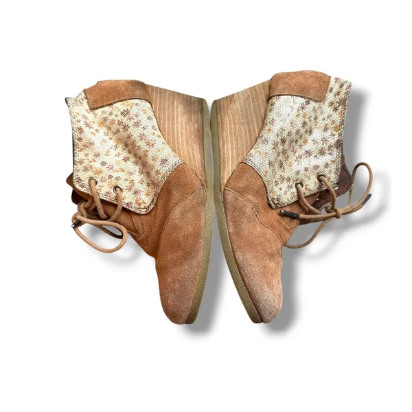 TOMS Desert Wedge Booties Womens 6.5 Tan Suede Metallic Floral Ankle Boots - Image 3