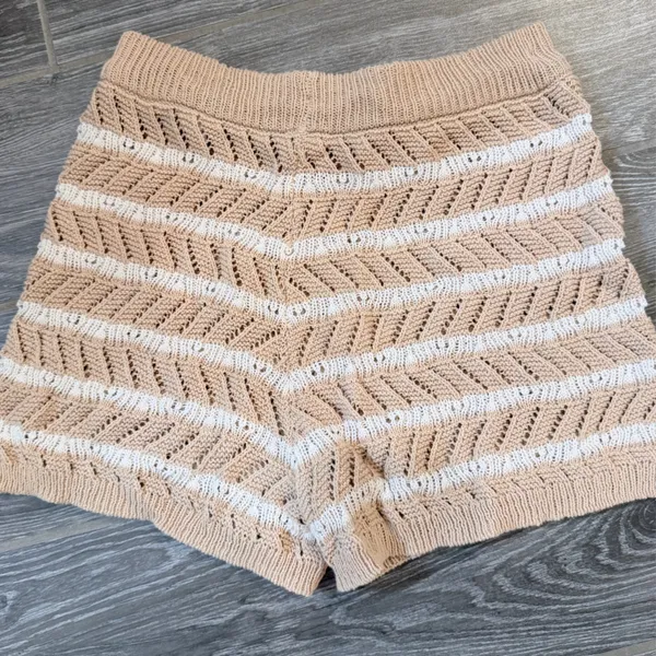 Aerie Beige and White Knit crochet Stripe sweater Shorts size XXS EUC - Image 3