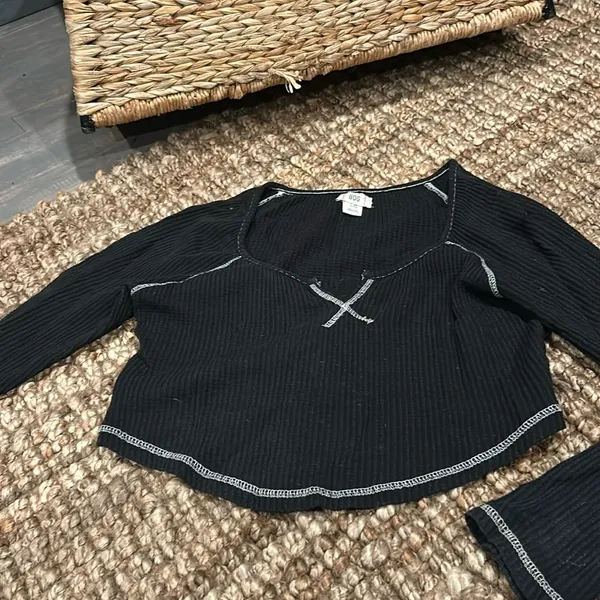 BDG Reverse Trimmed Ribbed LS Tee Size Large - Image 3