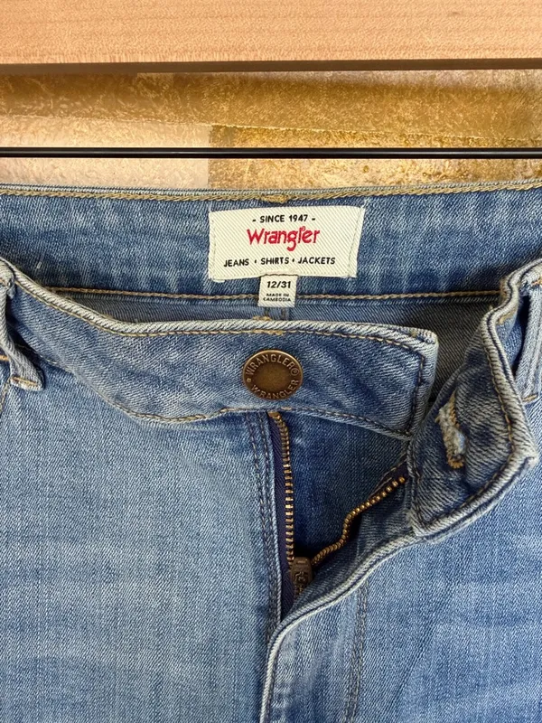 NEW Wrangler Women’s High Rise Bootcut Light Wash Blue Denim Jeans, Size 12x31 - Image 12