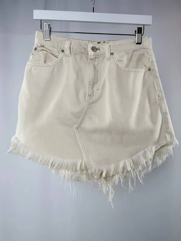 Free People Bailey Fray Hem Denim‎ Mini in White Skirt Size 26 - Image 4