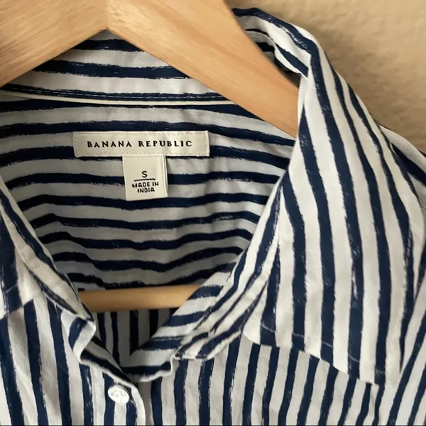Banana Republic Striped button down Shirt With pockets - Image 16