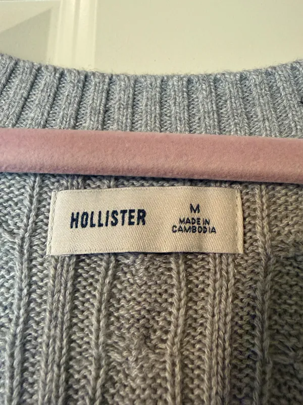 Hollister Cable Knit Icon V-Neck Sweater - Image 4