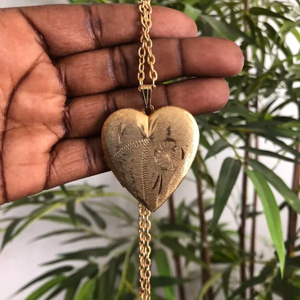 Vintage Y2K Etched Heart Photo Locket Gold Tone Chain Victorian #Edwardian #Romantic #Feminine #90s #2000s Spring Ring Clasp Measurement in pics - Image 5