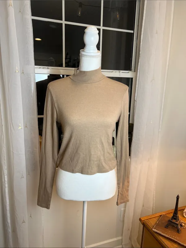 American Eagle Outfitters Lightweight Mock Neck Long-Sleeve Top in Taupe size L. - Image 2
