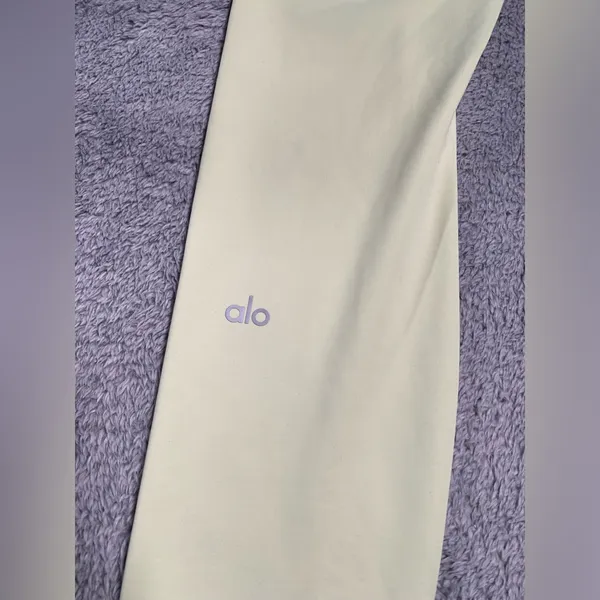 Alo yoga Light Green Leggings medium - Image 7