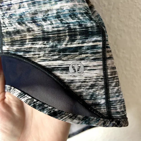 Lululemon Hotty Hot Short Long 4" Digital Oasis Grey Multi True Navy Size 10 - Image 4