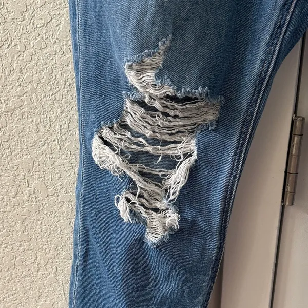 American Eagle Mom Jeans Size 6 Medium Blue Wash Distressed High Rise EUC - Image 4