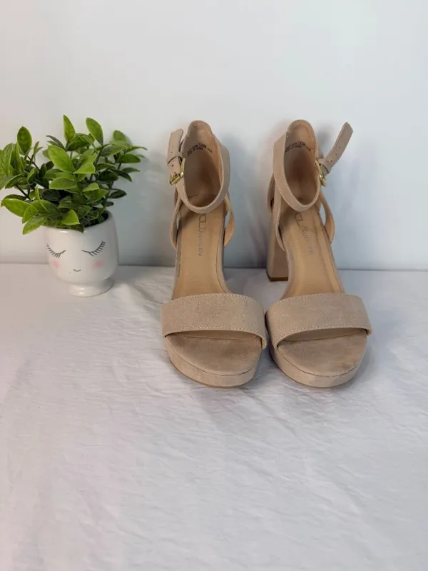 CL By Laundry Womens Beige Suede Block Heel Sandals Size 7.5W - Image 2