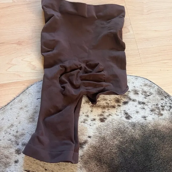SKIMS Solution Short Exposed Shape wear in Cocoa Size‎ S-M - Image 3
