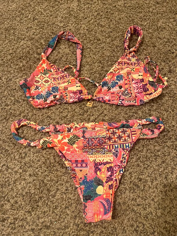 &merci Vibrant floral bikini set perfect for summer. Features a mix of red, pink, and blue hues for a standout look at the beach or pool. - Image 3