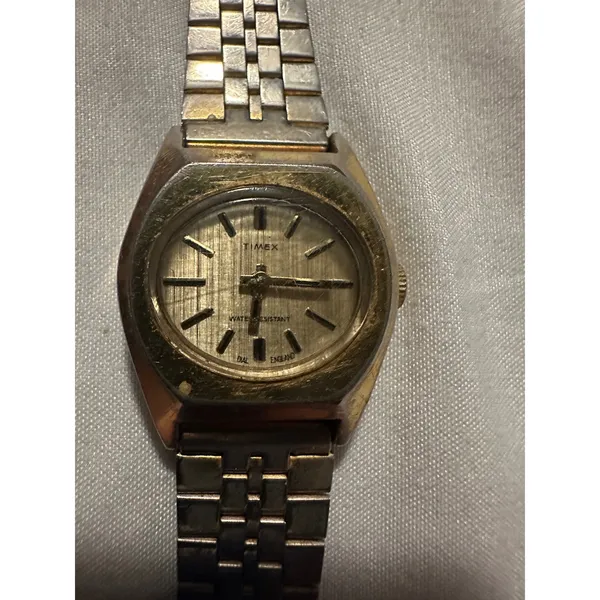 Vintage Timex Women's Watch Gold Tone Water Resistant Analog‎ Wristwatch - Image 4