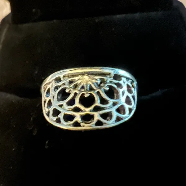 Women’s Stainless Steel Silver Unique Design Ring Size 7 - Image 2