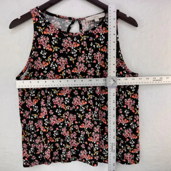 Loft Tank Top Sz M Black multicolor flowers back keyhole gold button - Image 3