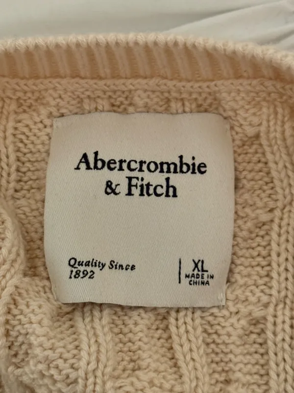 Abercrombie & Fitch Cable Knit Sweater Vest in Beige - Image 4