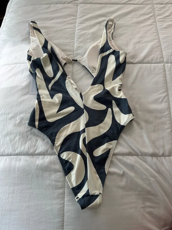 New O’Neill cut out bathing suit size extra small - Image 4