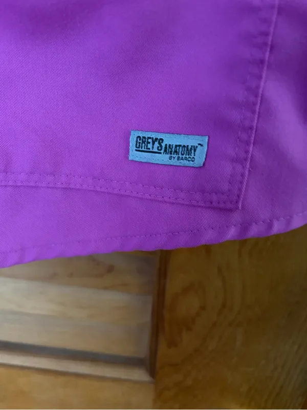 Grey's Anatomy by barco vneck 2 pocket scrub top in pink size small - Image 5