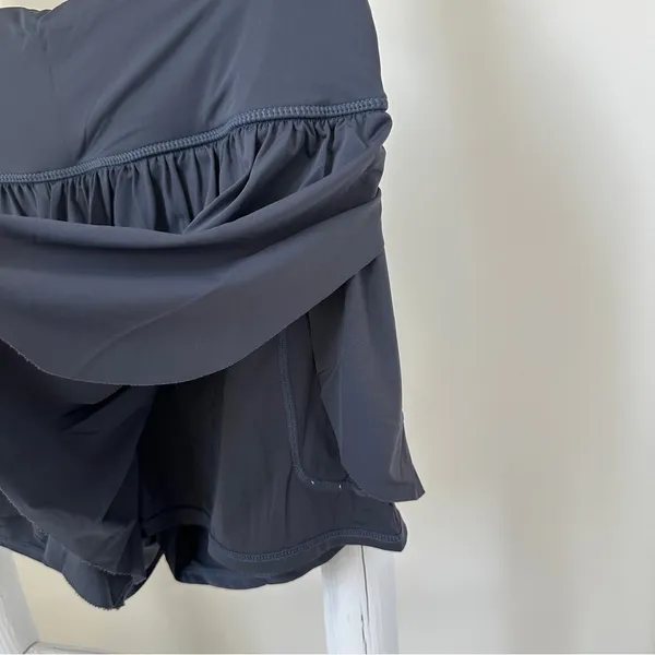 Soothfeel Grey Flowy Athleisure Skirt with Shorts Size Medium - Image 4
