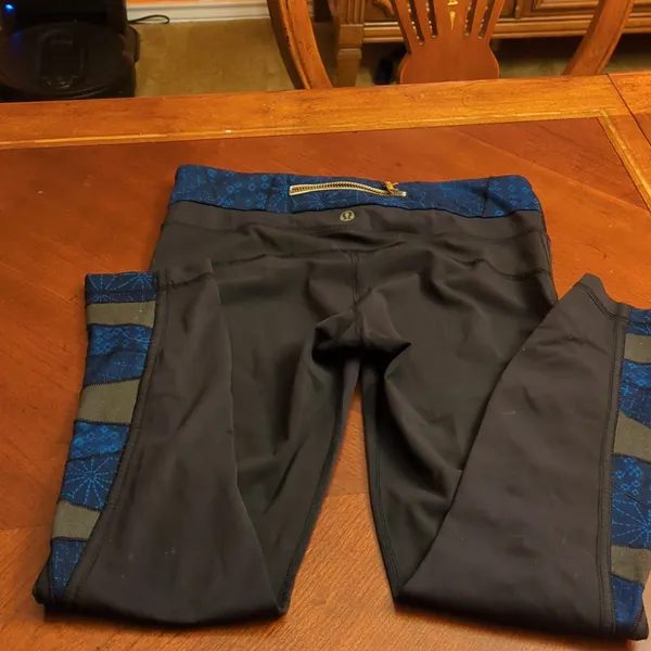 selling lululemon leggings, black and blue detail on the side, Size 6 - Image 6