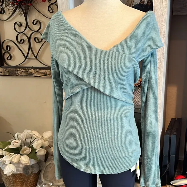 Free people Marley off the shoulder, ribbed, soft, plush material size Small - Image 3