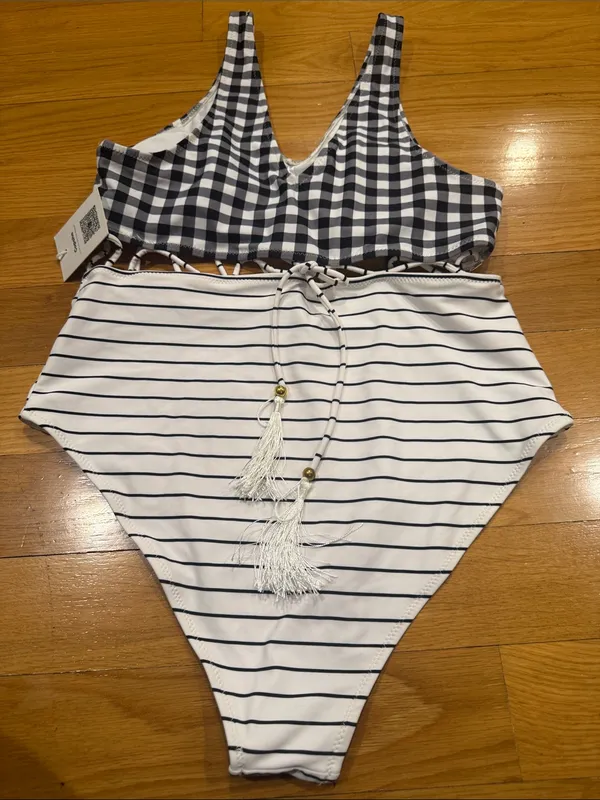 Cupshe NWT women’s vneck one piece swimsuit size large. - Image 5