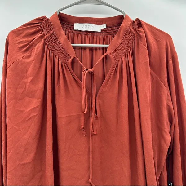 Astr The Label Rust Red Orange Long Sleeve V Neck Tie Blouse Sz S NEW‎ - Image 2