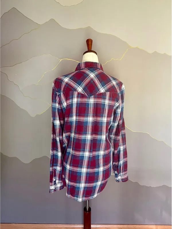 American Eagle Boyfriend Fit Plaid Flannel Shirt M Pearl Snap Red Blue Western - Image 4