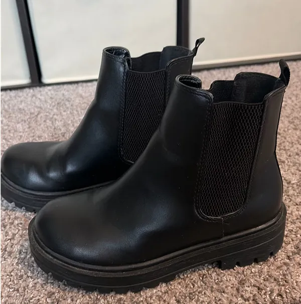 Black boots with a small heel  - Image 2