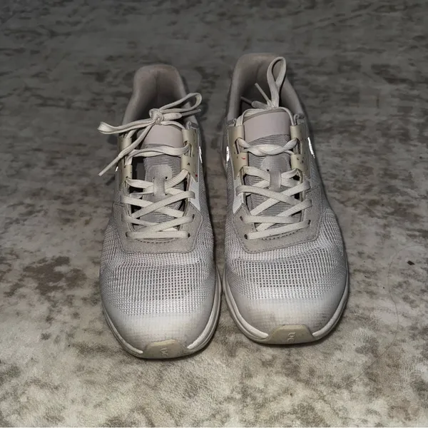 Oncloud Women’s Tennis shoes Women’s 7 Like New barely worn too small for me - Image 3