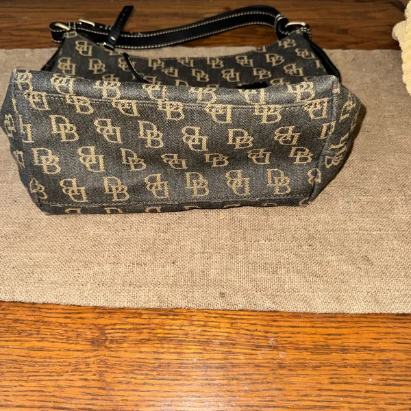 Dooney & Bourke Y2K Black and Tan Monogram Shoulder Bag - Image 9