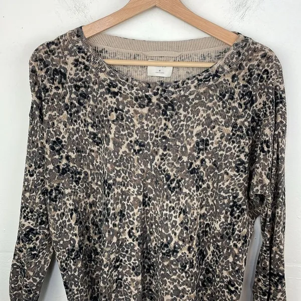 Aritzia Wilfred Balzac Leopard print light sweater size Medium - Image 2