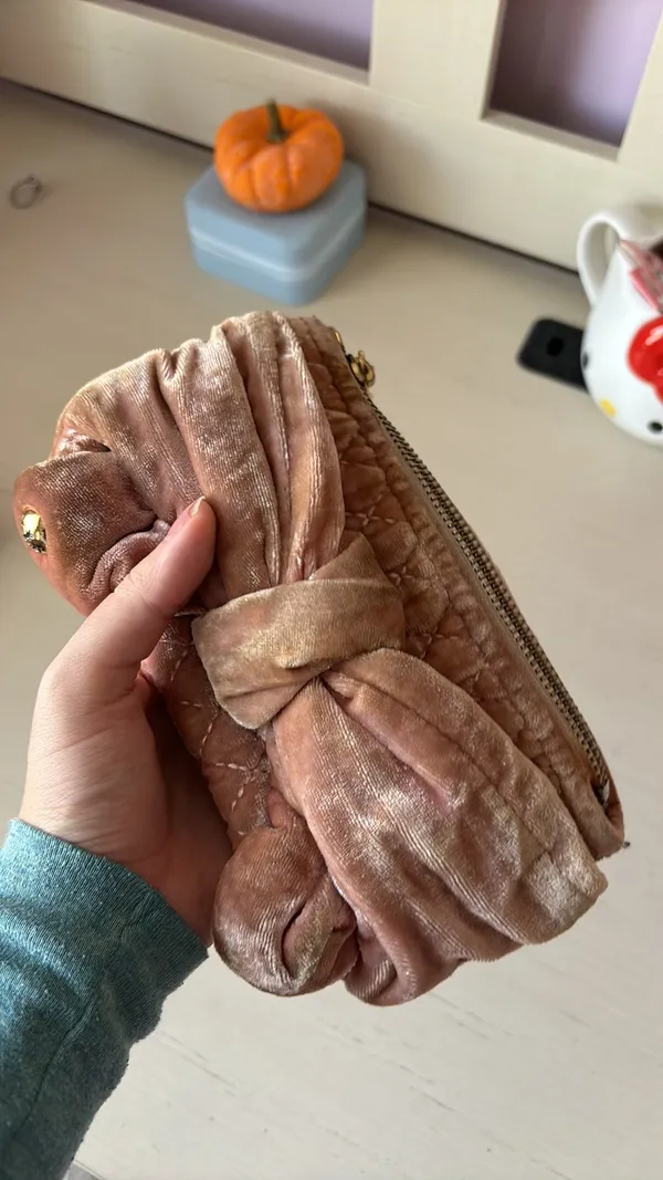 Y2k pink velour velvet quilted wristlet gold hardware - Image 8