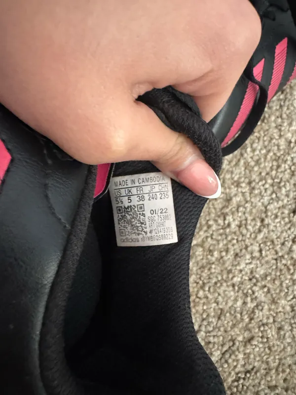 Black and pink women soccer cleats - Image 4