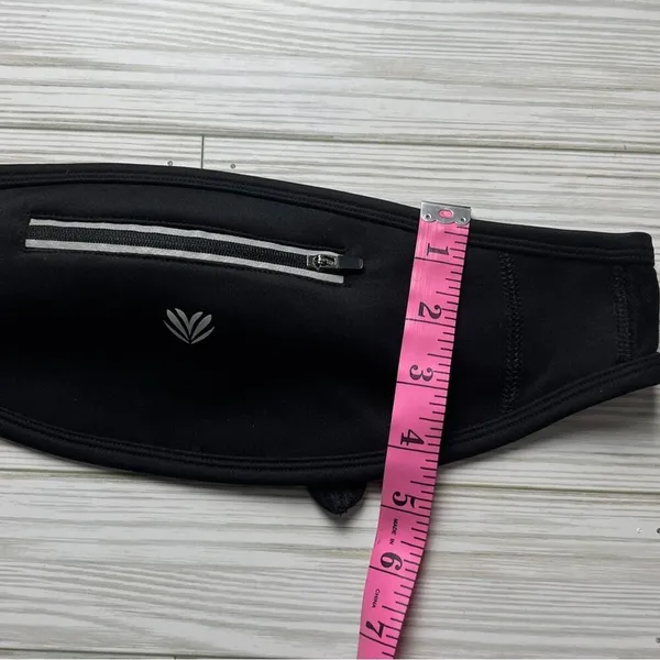 Forever 21 Active Pocket Belt Waist Bag Phone Outdoor Pouch with Buckle Closure - Image 2