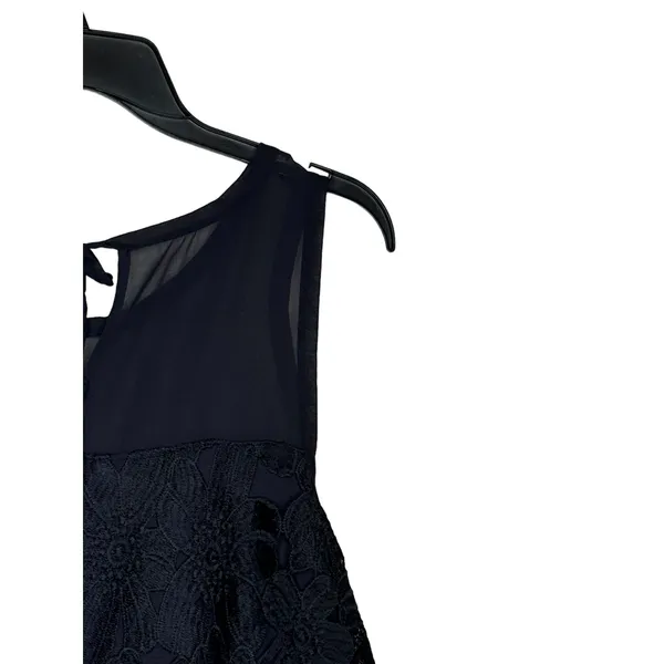 Ann Taylor Women's Top Embroidered Floral Sleeveless Tie Back‎ Crew-Neck Medium - Image 7