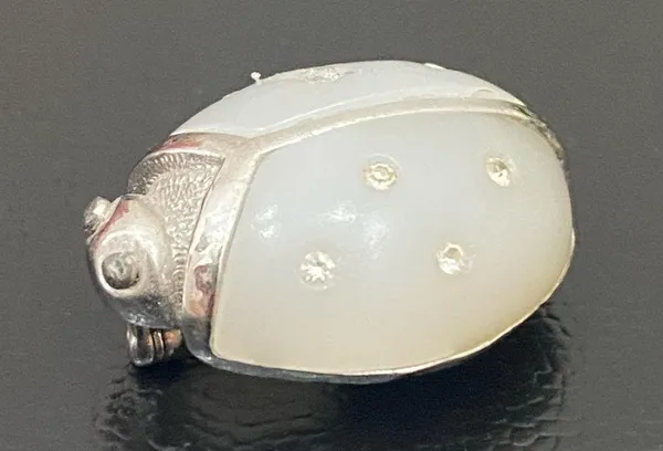 Vintage 70’s AVON Frosted Lucite Silvertone Ladybug Small Brooch 7.5g - Image 3