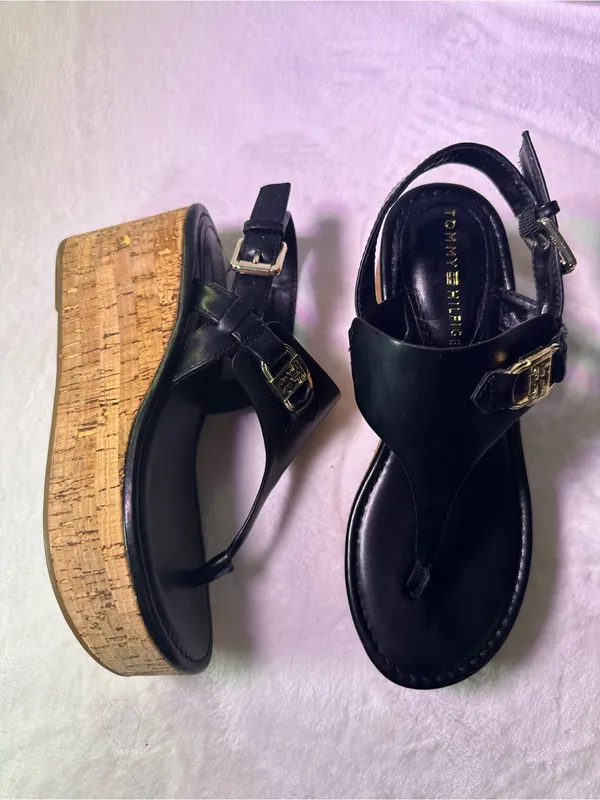 Tommy Hilfiger Black Leather Cork Wedge Thong Sandals with Gold Logo - Image 5