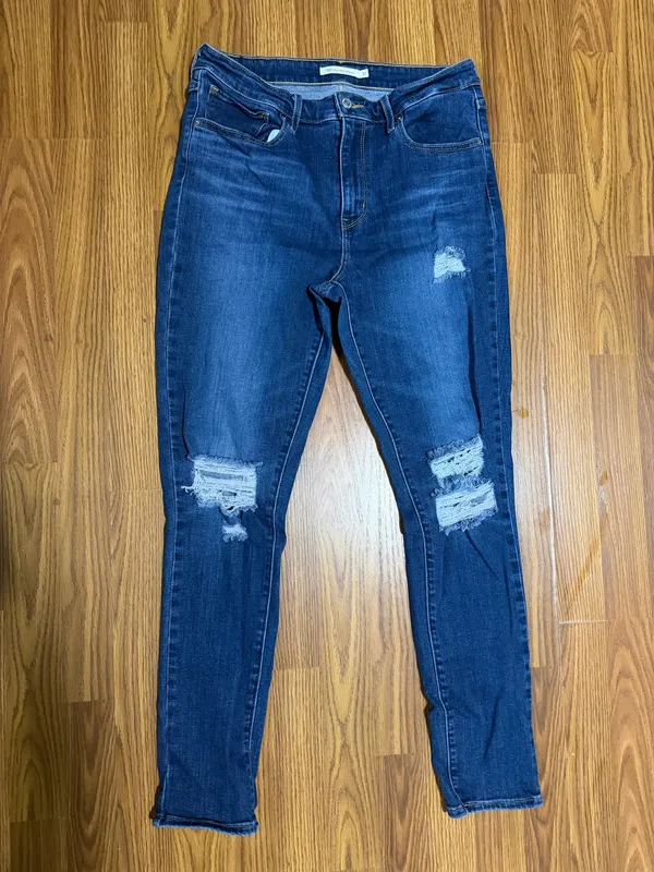 Levi’s 721 High Rise Skinny Ripped Dark Wash Jeans Size 31. - Image 2