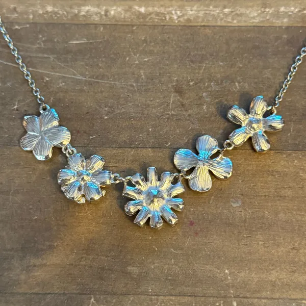 Liz Claiborne gold tone flower necklace - Image 6