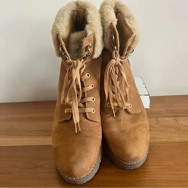 Women’s Old Navy‎ Sherpa Cuffed Lace Up Boots Size 10 Tan - Image 3