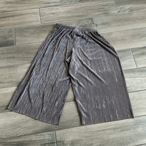 Jaclyn smith wide leg flowy Capri pants - Image 4