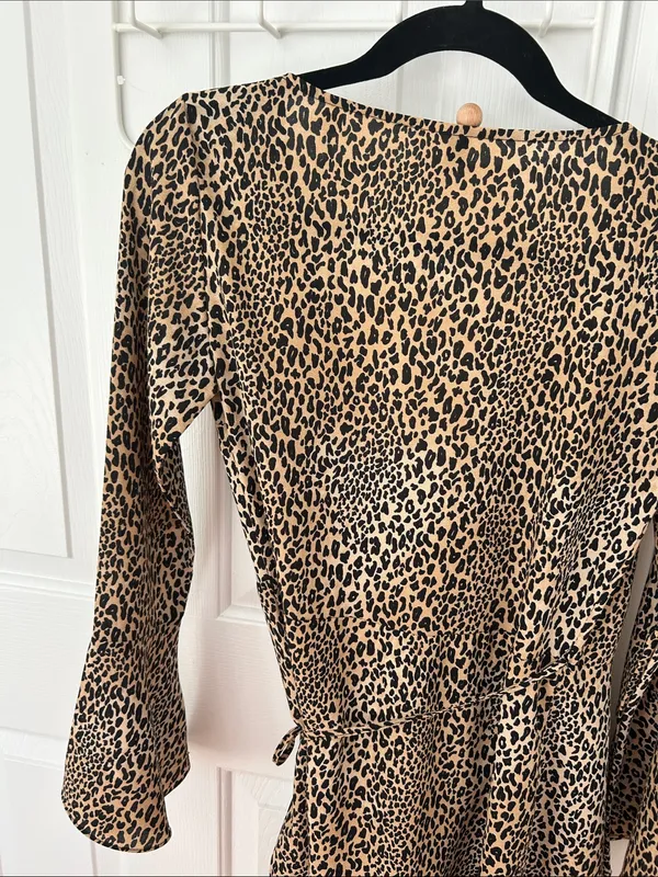 H&M leopard wrap mini dress. S-M - Image 3
