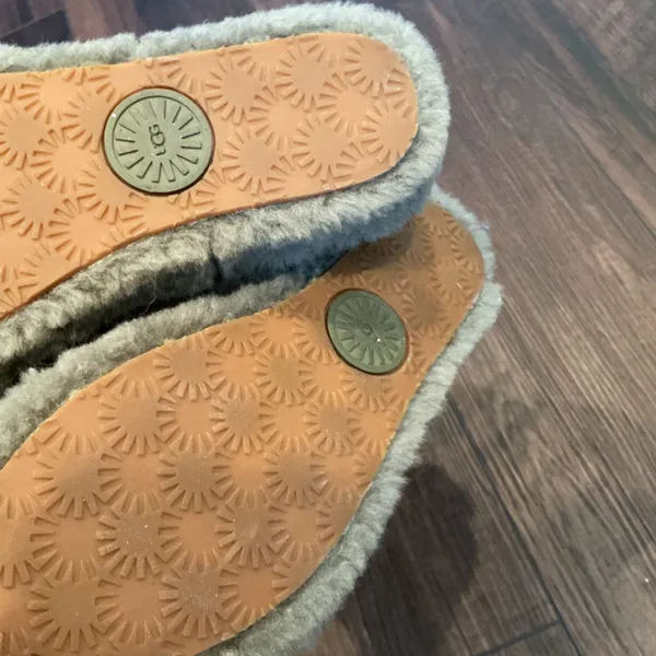 UGG Fluff Yeah Slide Sage Green Sheepskin Logo Strap Slippers Size 8 1095119 - Image 2