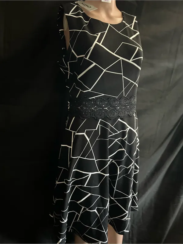 Owin Women’s Black & White Geometric Fit-&-Flare Dress Floral Lace Waist LG NWT - Image 4