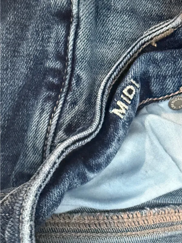 American Eagle Women’s Size 4 Distressed Denim Cutoff Shorts Dark Wash - Image 2