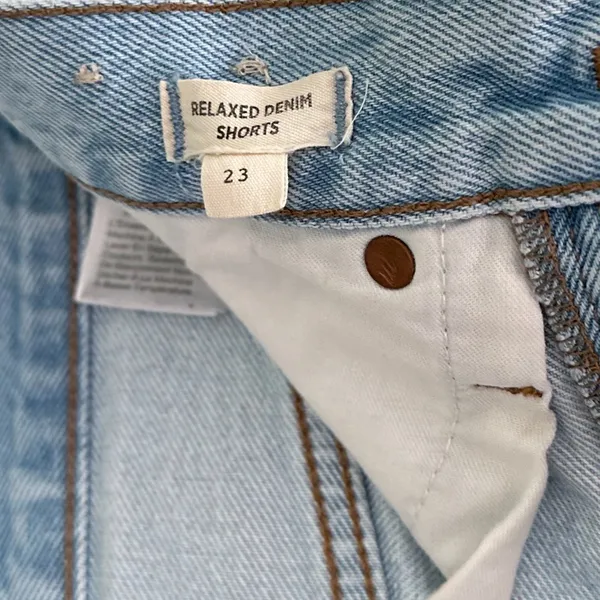 Madewell Light Wash Relaxed Denim Shorts w Frayed Raw Hems + Multi Button Fly 23 - Image 2