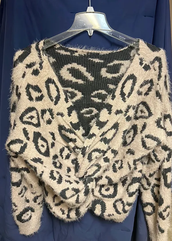 Easel Boutique sweater - Image 4