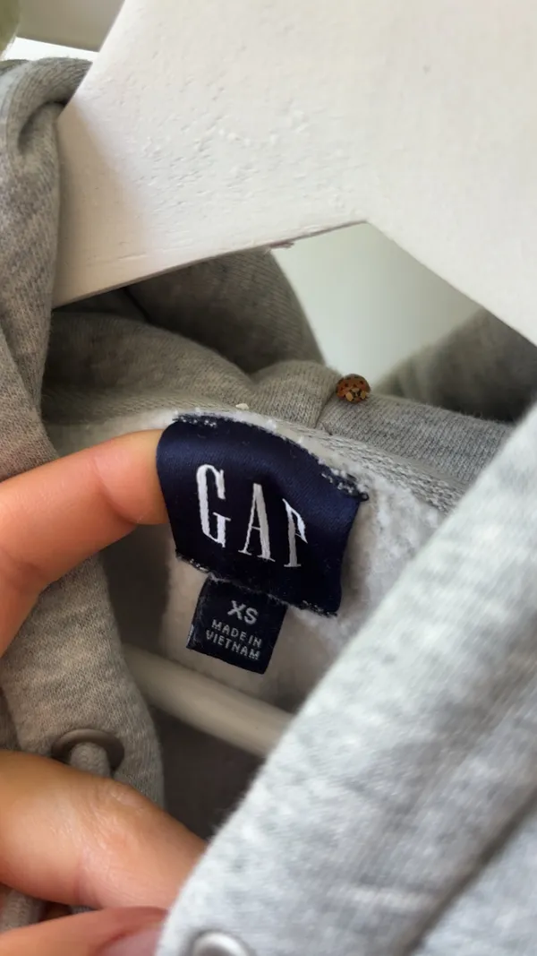 Gray Gap hoodie with pink outlined 'GAP' logo, size XS - Image 2