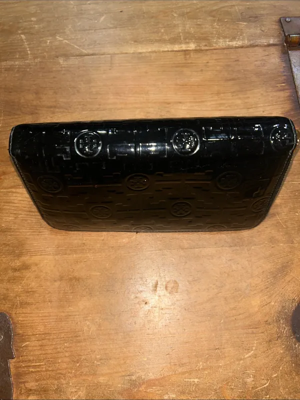 Tory Burch Black Patent Leather Embossed Logo Zip Around Continental Wallet - Image 12